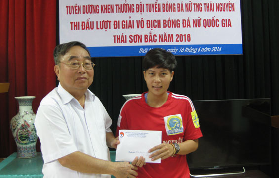Khen thưởng huấn luyện viên, vận động viên Đội tuyển Bóng đá nữ TNG