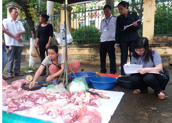 Tăng cường kiểm tra, kiểm soát chất lượng thịt bày bán tại các vỉa hè