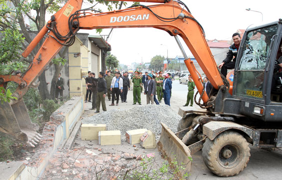 Lập lại trật tự hành lang an toàn giao thông Quốc lộ 3 cũ