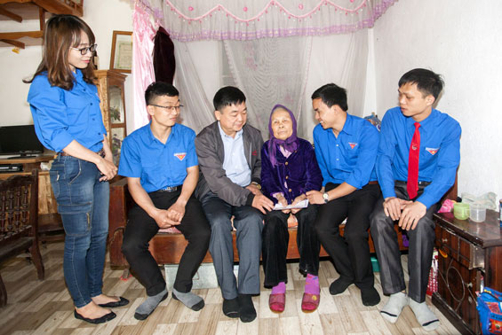 Thăm, tặng quà Mẹ Việt Nam Anh hùng Phạm Thị May