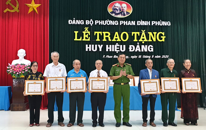 Trao tặng huy hiệu Đảng