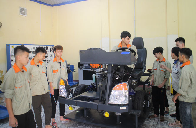 Tuyển sinh bằng đổi mới chương trình đào tạo
