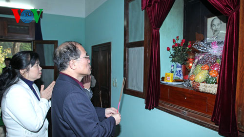 Chủ tịch Quốc hội dâng hương tưởng nhớ Bác Hồ