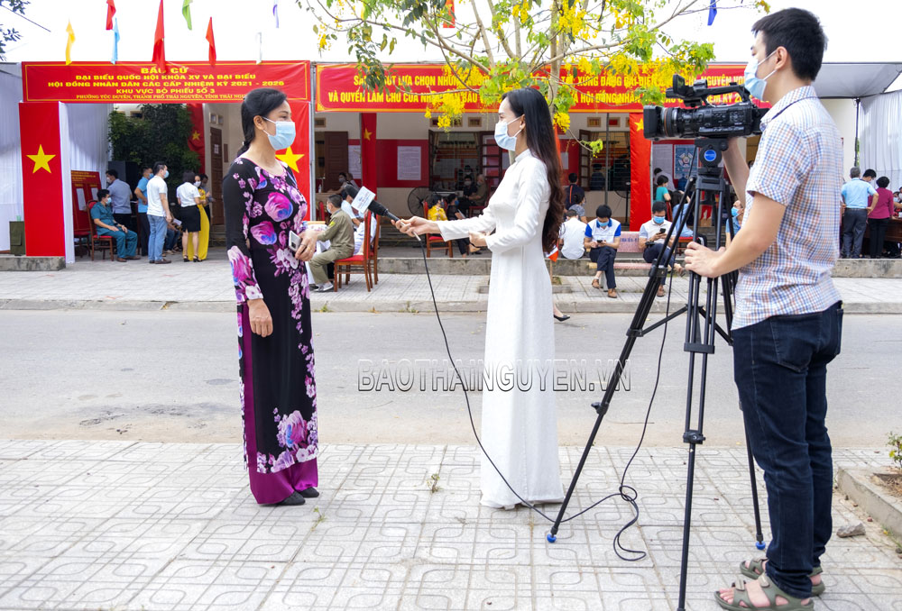 Phóng viên Báo Thái Nguyên tác nghiệp trong ngày bầu cử đại biểu Quốc hội khóa XV và đại biểu HĐND các cấp nhiệm kỳ 2021-2026 (ngày 23/5/2021).