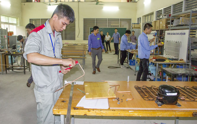 Đồng hành vượt khó