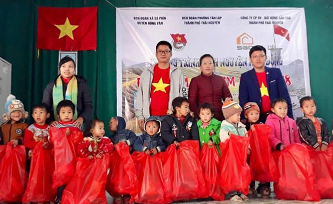 Thăm, tặng quà học sinh vùng cao