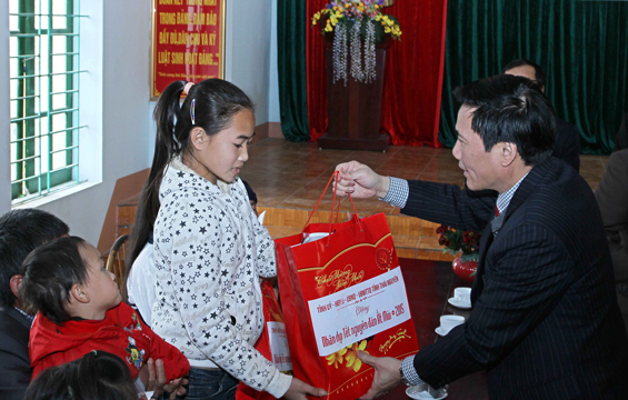 Tặng quà gia đình chính sách và trẻ em có hoàn cảnh đặc biệt khó khăn