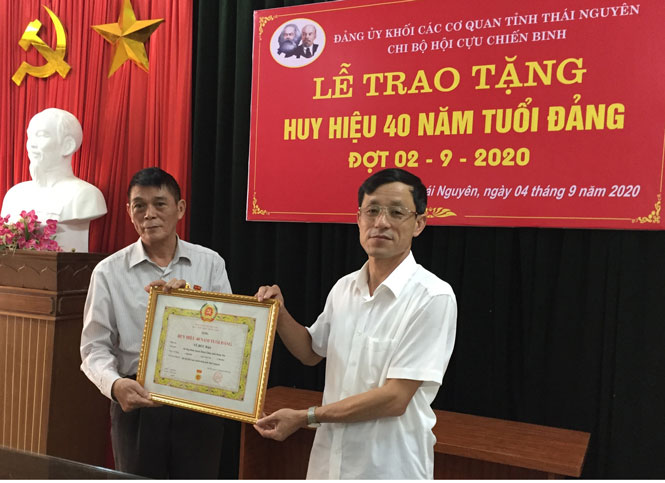 Trao Huy hiệu 40 năm tuổi Đảng