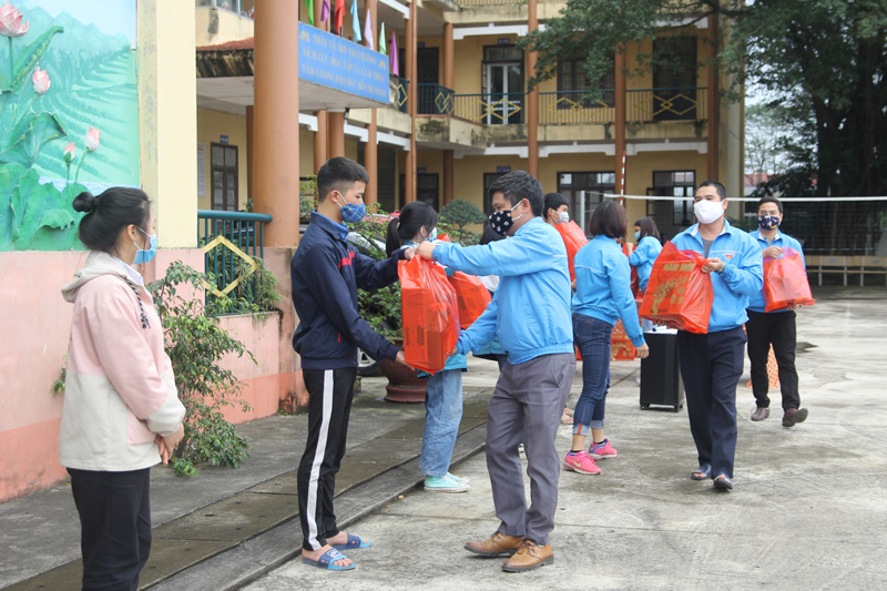 Tặng quà 53 học sinh nghèo gặp khó khăn do dịch COVID-19