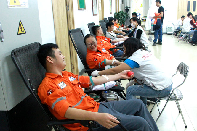 300 cán bộ, công nhân viên tham gia hiến 200 đơn vị máu