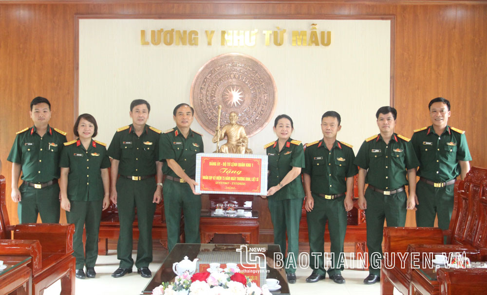 Quân khu 1: Tặng quà chính sách tại các bệnh viện quân y