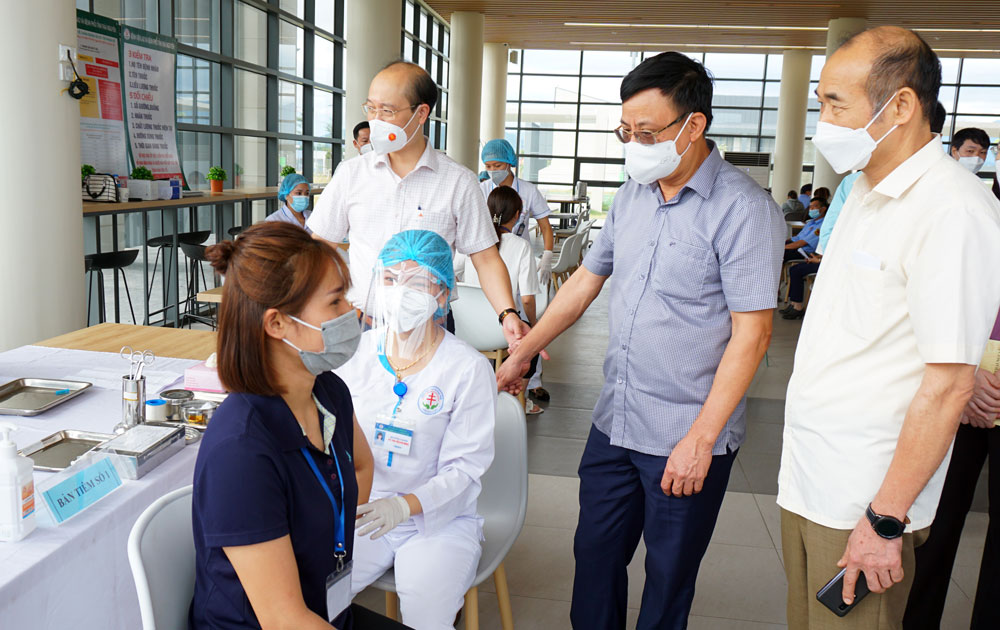 Kiểm tra công tác tiêm vắc xin tại các khu công nghiệp