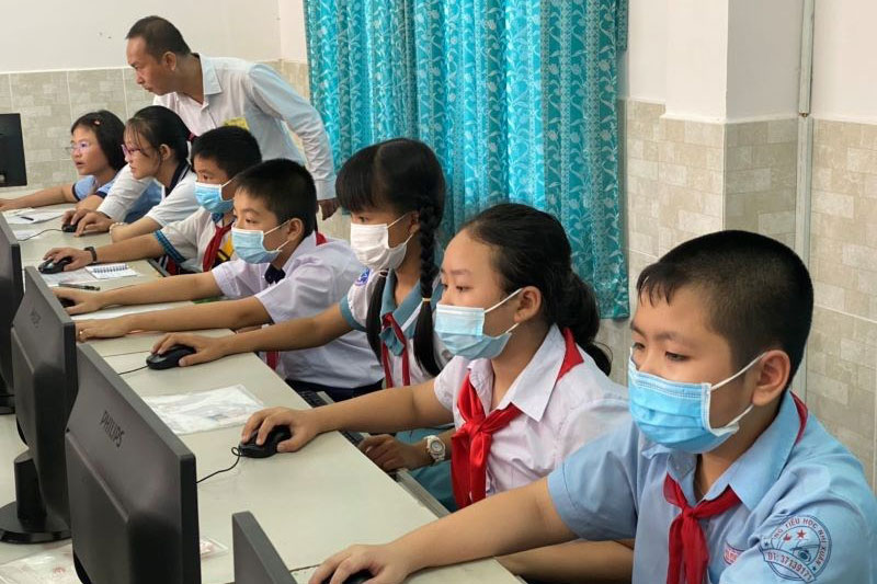 Bảo đảm 100% học sinh lớp 3 được học môn tiếng Anh và Tin học