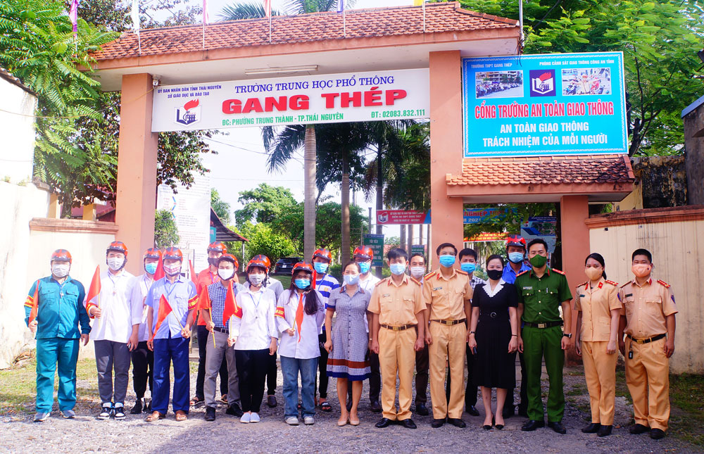 Ra mắt Tổ tự quản “Cổng trường an toàn giao thông”