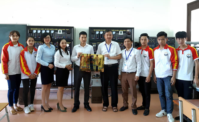 Công ty Bảo hiểm PVI Thái Nguyên: Trao tặng thiết bị phòng thí nghiệm trị giá 300 triệu đồng