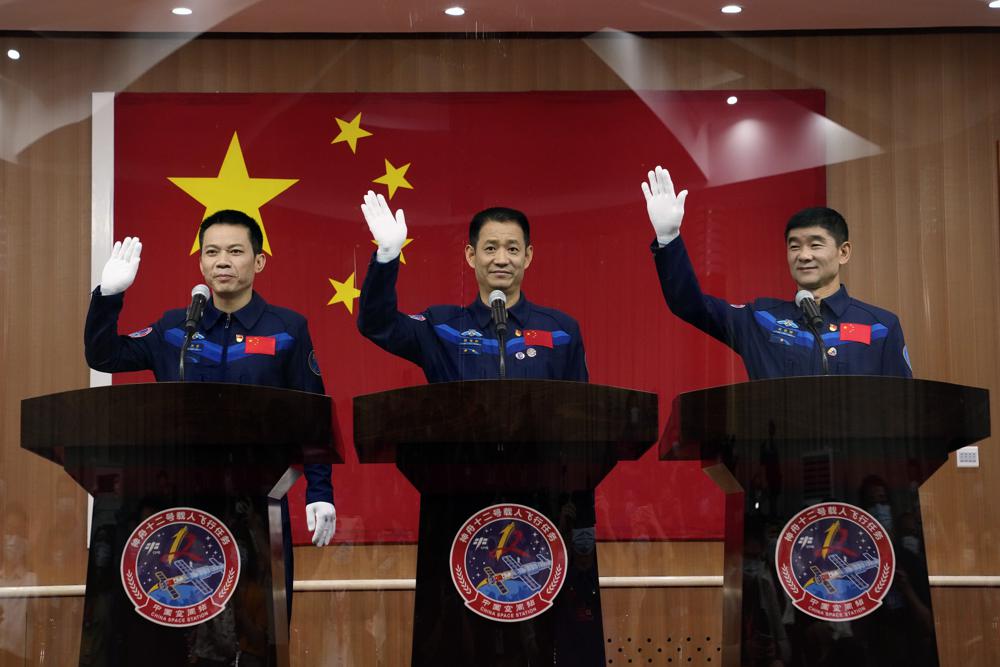 Trung Quốc đưa đội phi hành gia đầu tiên lên mô-đun trạm vũ trụ mới