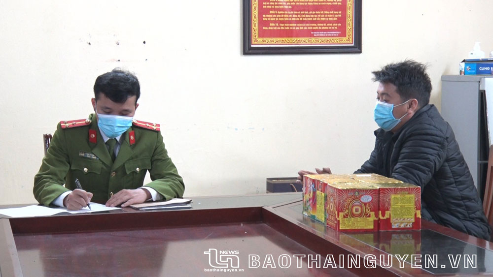 Bắt đối tượng vận chuyển 8 hộp pháo dàn