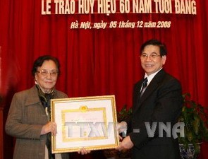 Nguyên Phó Chủ tịch nước Nguyễn Thị Bình được trao tặng Huy hiệu 60 năm tuổi Đảng 